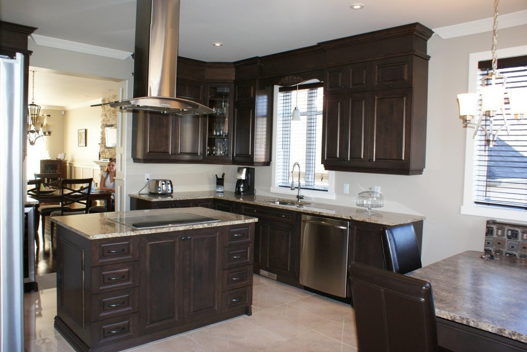 Armoires de cuisine en érable teintes brunes foncées ainsi qu’un