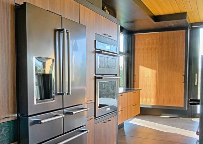 Design moderne d'armoires de cuisine en noyer et frêne brossé laqué noir et comptoir en quartz